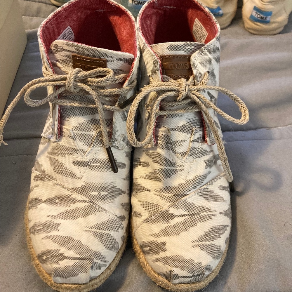 Toms laced up wedge
